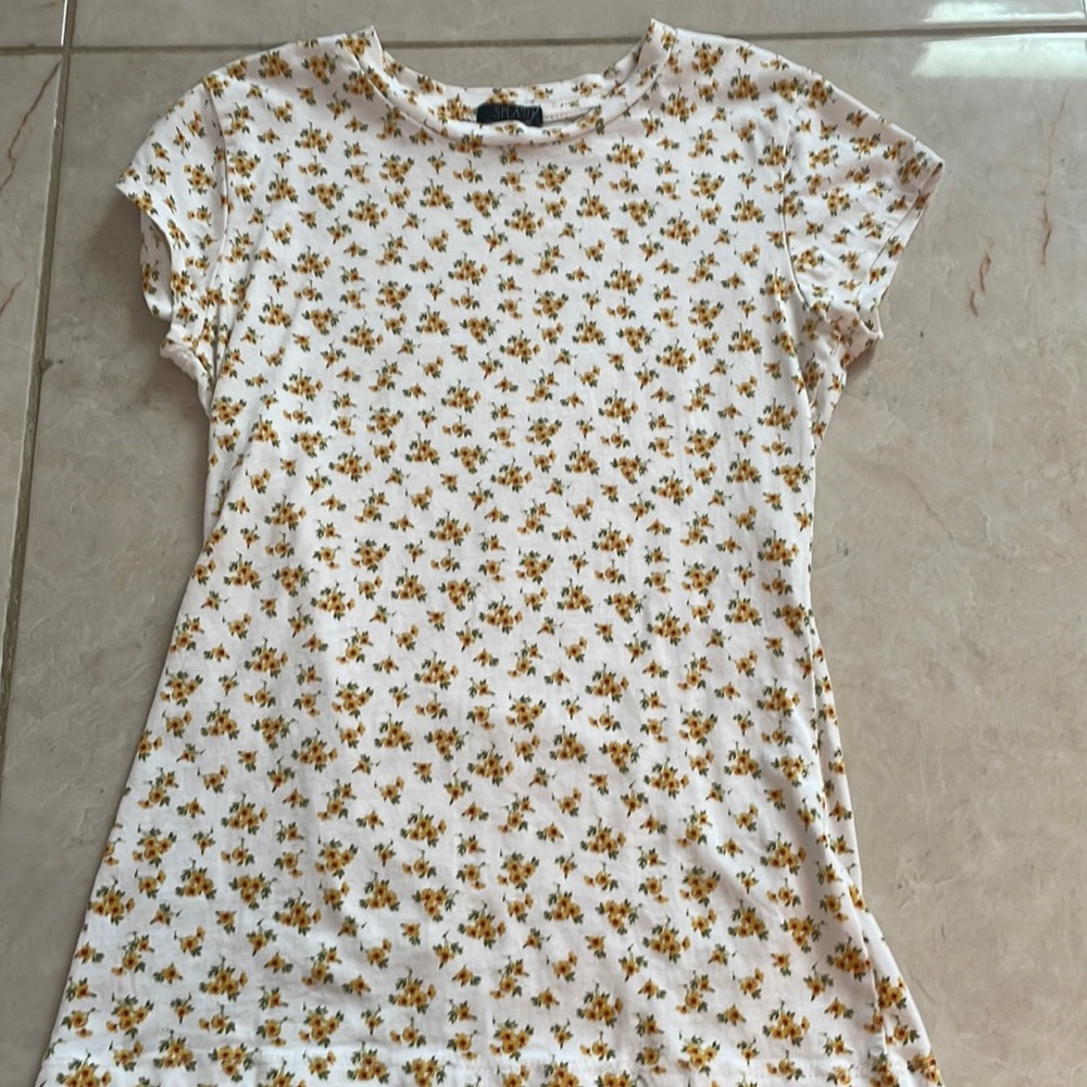 White t-shirt with yellow flowers